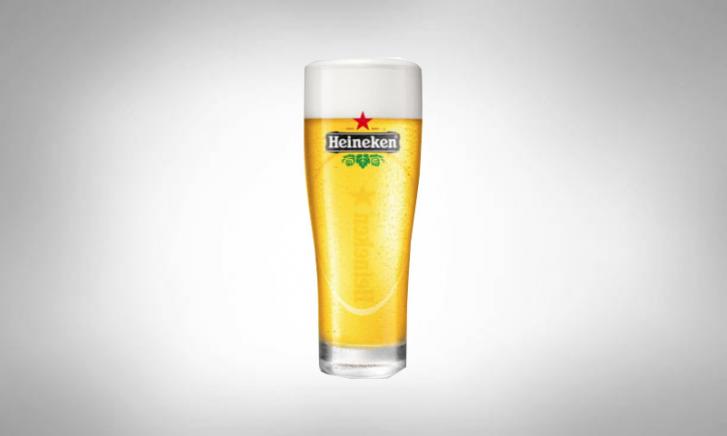 Cover van boek over bier en oliebollen met bierflessen en oliebollen met sterretjes op een tafel.